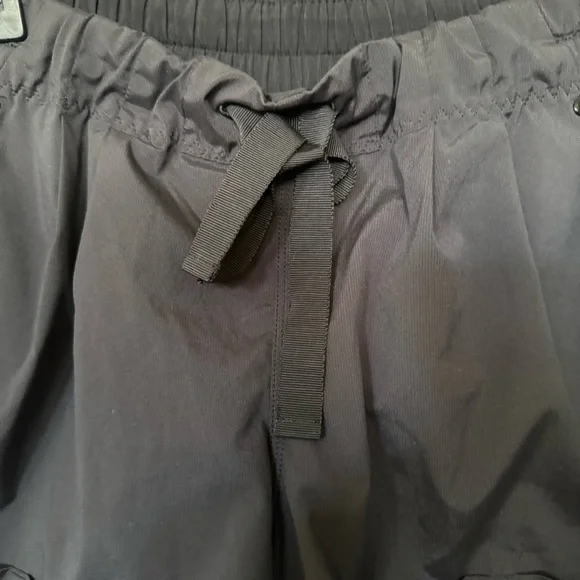 Lululemon Spring Break Away Black Shorts Size 8 - Picture 3 of 8